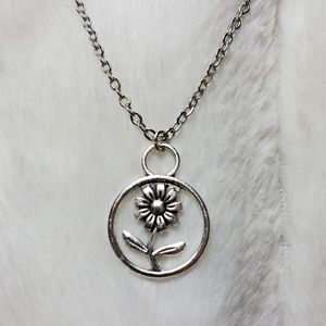 Small daisy flower charm necklace
